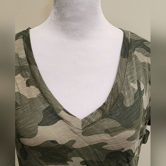 Old Navy EveryWear Green Camo V-Neck T-Shirt for Women Size Large - Picture 7 of 10